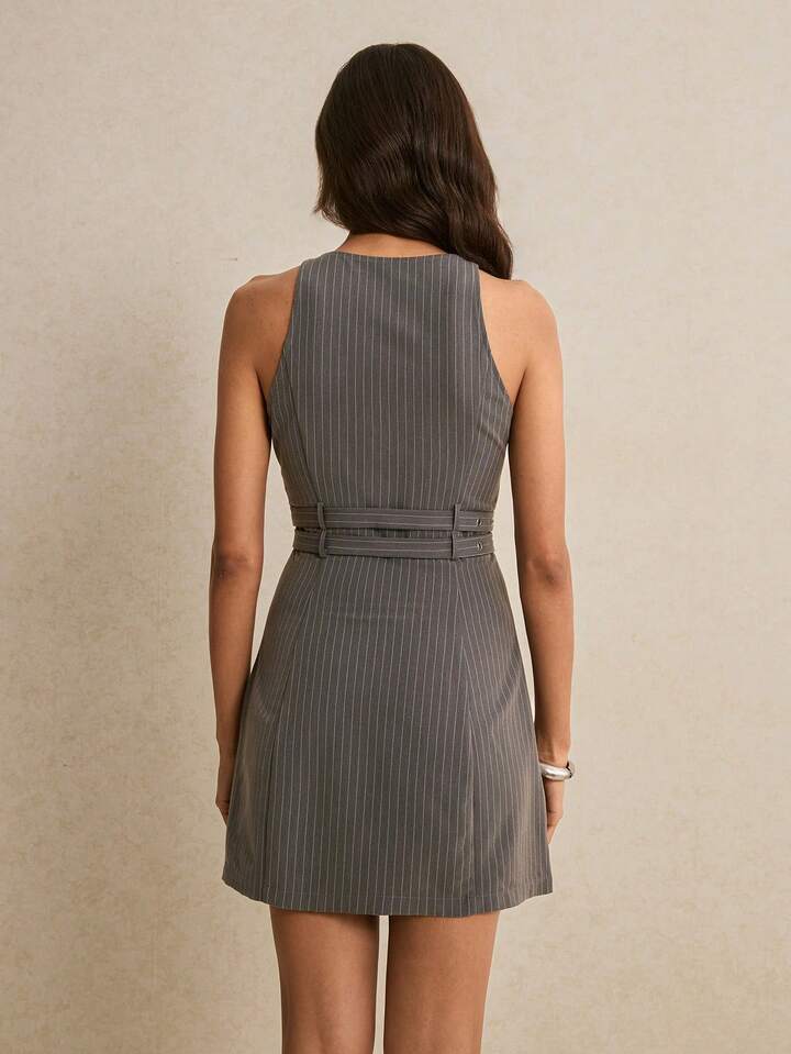 자연스러운 우아함을 선사하는 구조화된 민소매 미니 드레스