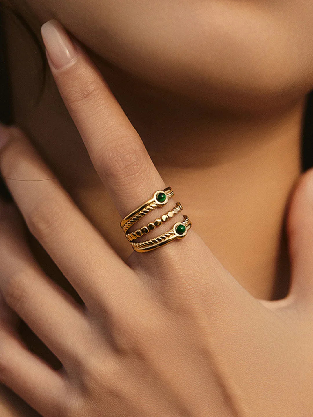 Luxe Layers 에메랄드 링 - LA FEMME WANDERER